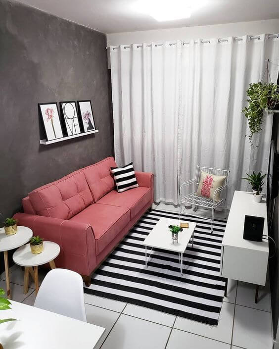 sofá rosa na sala de estar